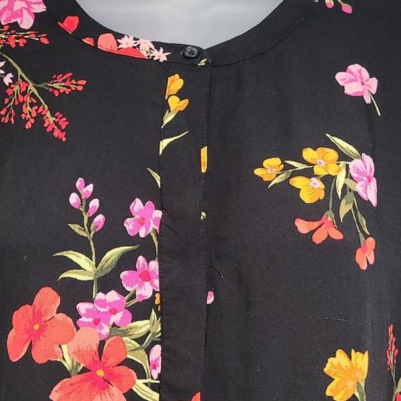 💙 BLOUSE: Tunic Style Black Floral Blouse - Picture 4 of 10